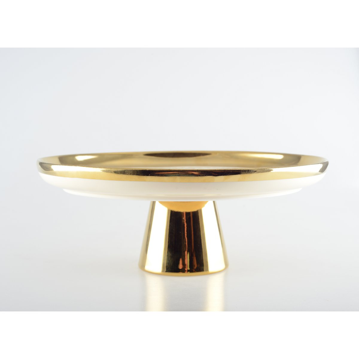 Cremige Kuchenschale mit goldener Kante
