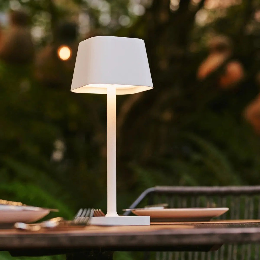 Ava Weiße wiederaufladbare Tischlampe | Stilvolle, kabellose und dimmbare Beleuchtung