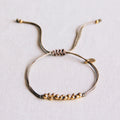 Satinarmband mit goldenen Perlen - Taupe / Gold