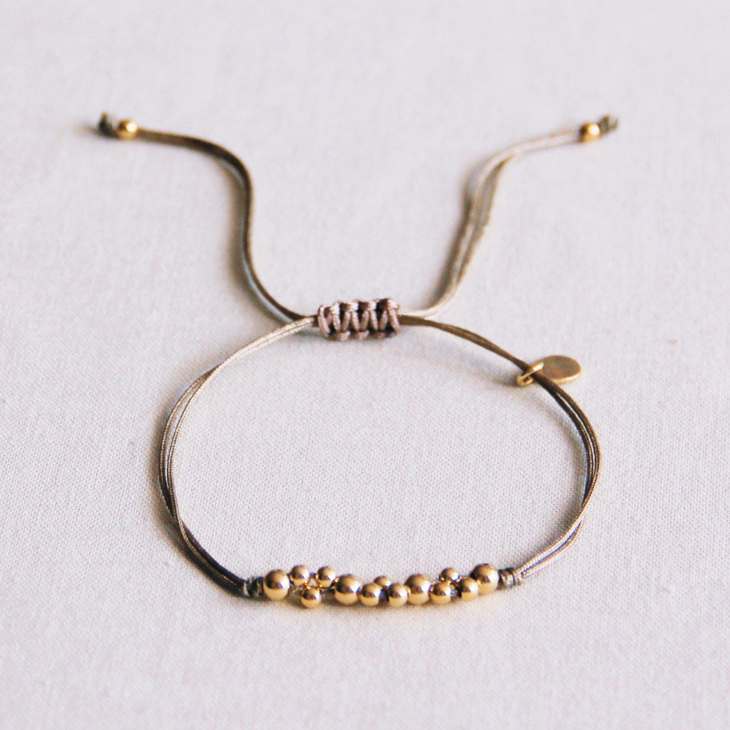 Satinarmband mit goldenen Perlen - Taupe / Gold
