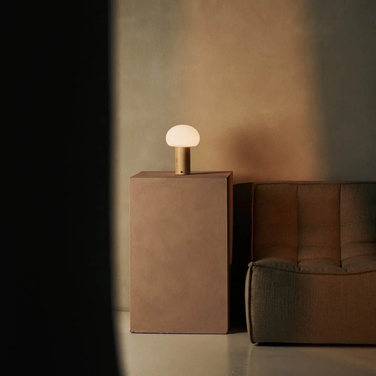 Sam Hellbraune Tischlampe aus Holz | Glas, wiederaufladbarer Akku und vielseitig