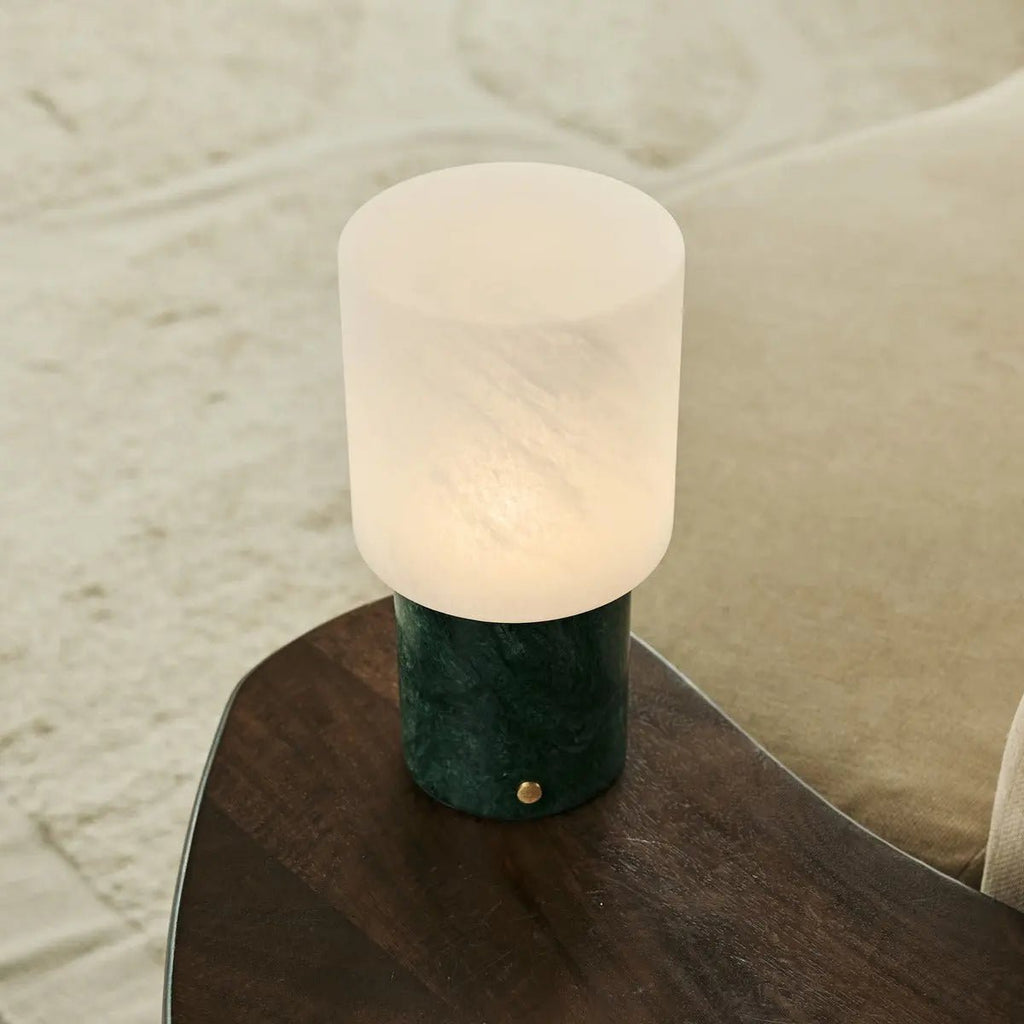 Cuyp Green – Verde Alpi Marmor Wiederaufladbare Tischlampe | Kabellos, über USB wiederaufladbar und bis zu 100 Stunden Licht