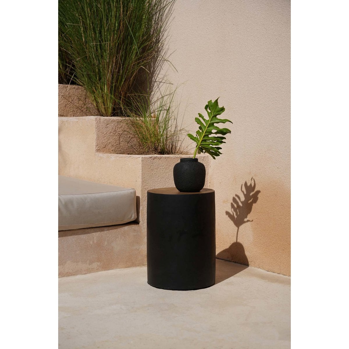 Schwarze Peaky Vase Detail - moderne Deko für Wohnzimmer