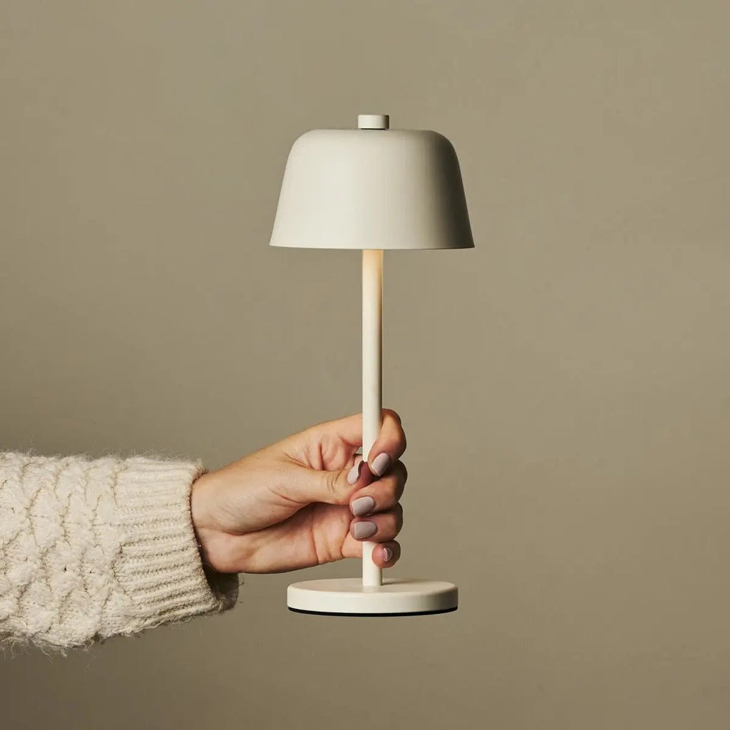 Anton Vanille wiederaufladbare Tischlampe | Stilvolle und schnurlose Beleuchtung