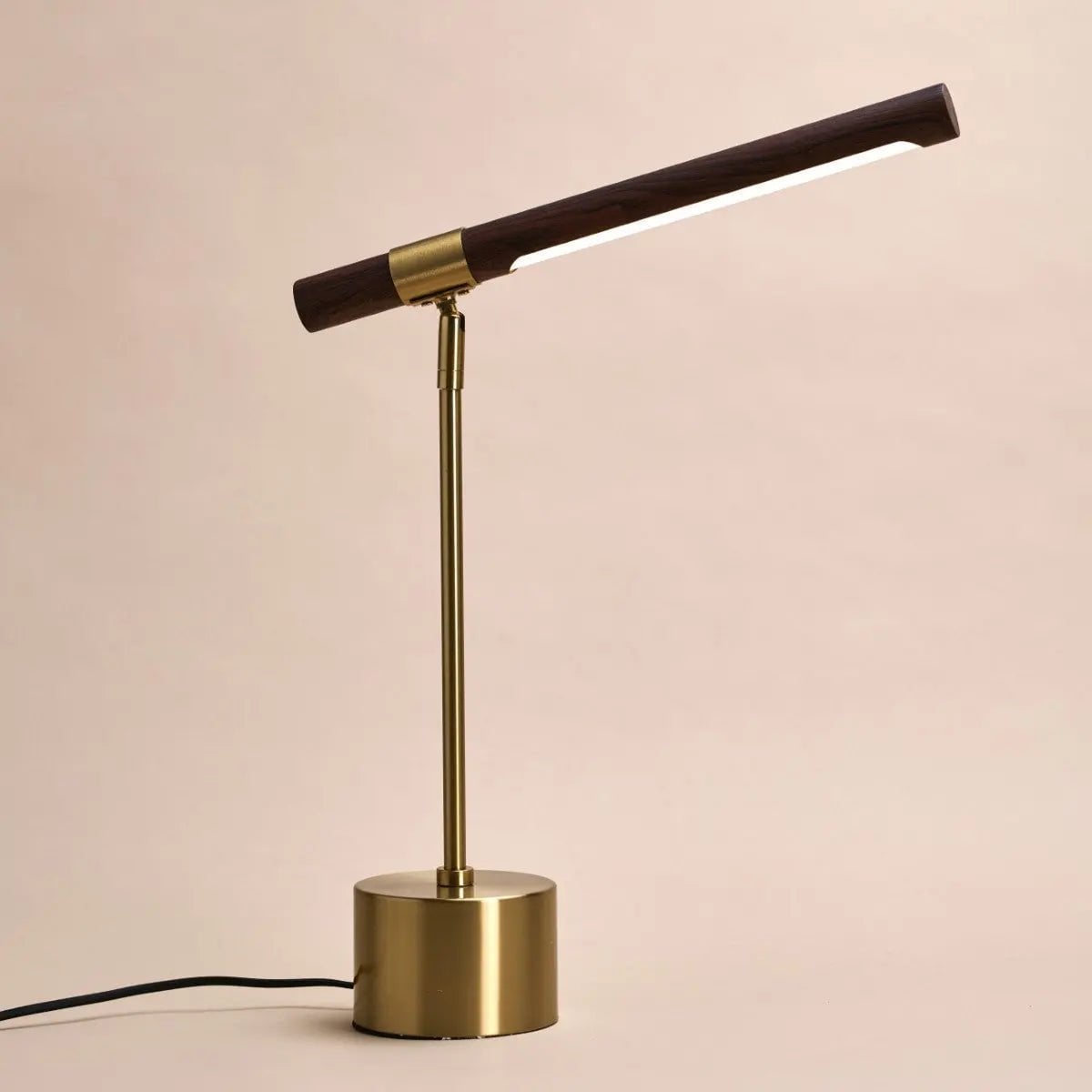 Livia goldene Metalllampe mit Holz – verstellbare LED, skandinavisches Design für Büro und Wohnzimmer