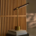 Livia goldene Metalllampe mit Holz – verstellbare LED, skandinavisches Design für Büro und Wohnzimmer