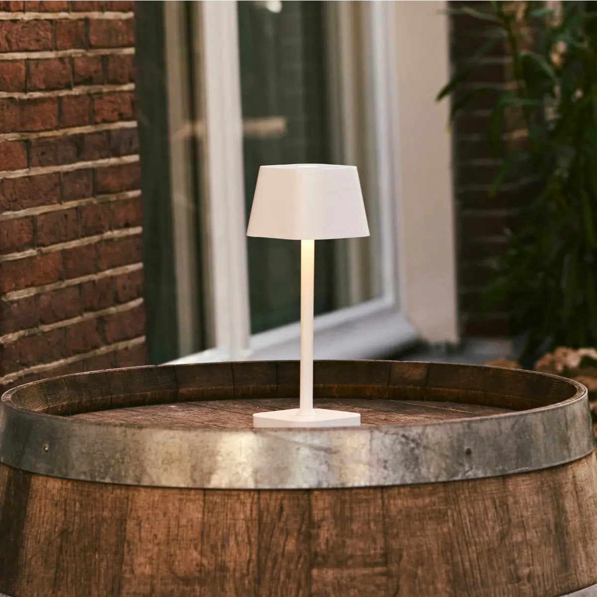 Ava Weiße wiederaufladbare Tischlampe | Stilvolle, kabellose und dimmbare Beleuchtung