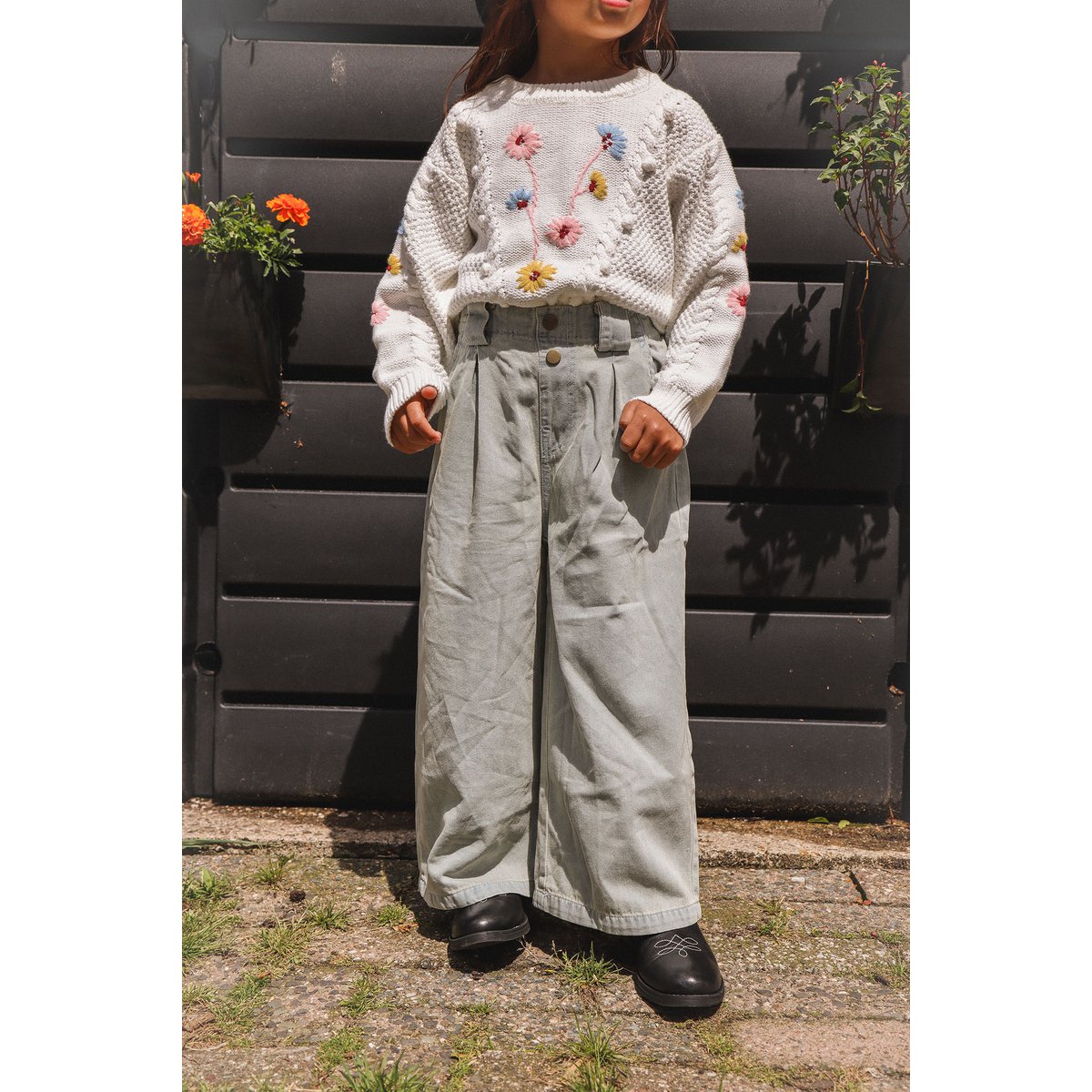 Millie Weißer Pullover mit Blumenstickerei