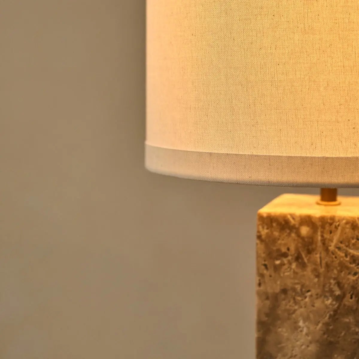 Rosie Travertinlampe | Baumwollschirm und elegantes Design H:49cm
