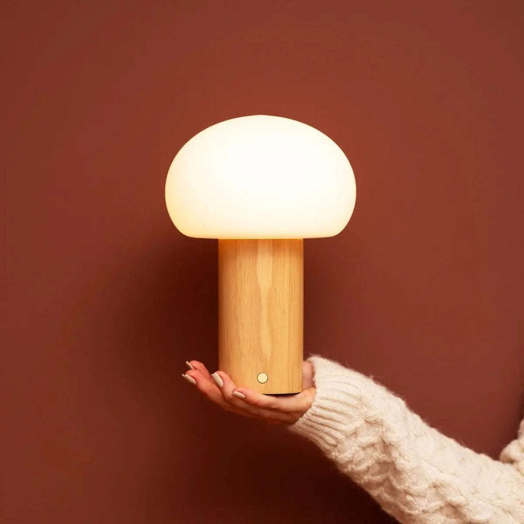 Sam Hellbraune Tischlampe aus Holz | Glas, wiederaufladbarer Akku und vielseitig