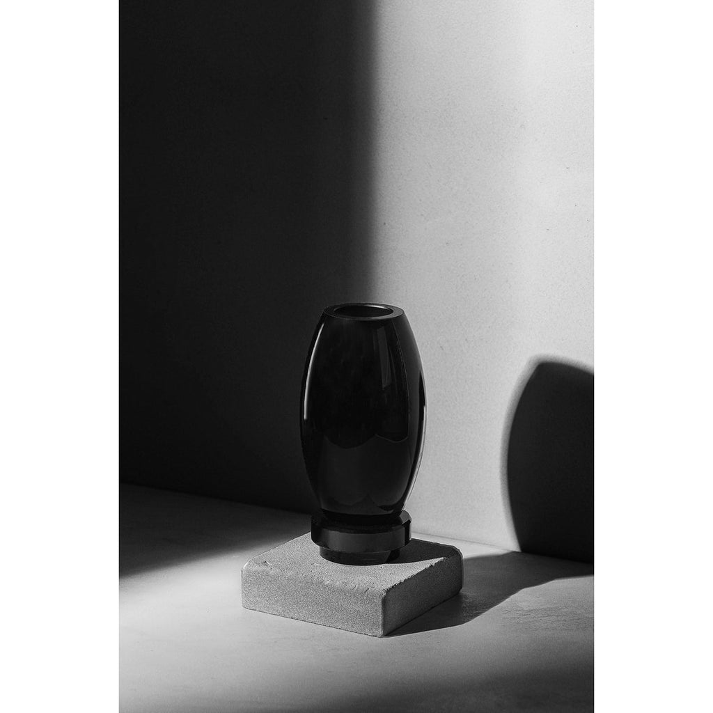 Kleine moderne Vase, innovatives Design, Rückseite aus hochwertigem Glas. RUD15ZW