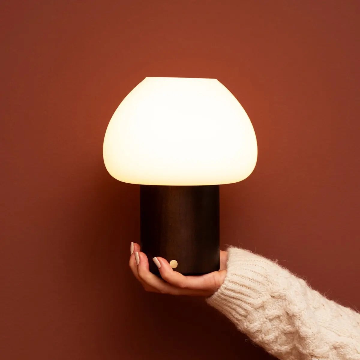 Fynn Dunkelbraune Holzlampe | Wiederaufladbar, dimmbar und stilvoll