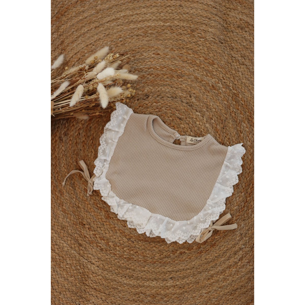 Lottie Lätzchen mit Spitze