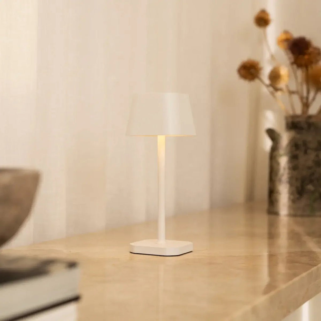 Ava Weiße wiederaufladbare Tischlampe | Stilvolle, kabellose und dimmbare Beleuchtung