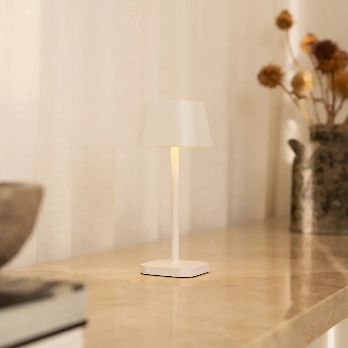 Ava Weiße wiederaufladbare Tischlampe | Stilvolle, kabellose und dimmbare Beleuchtung