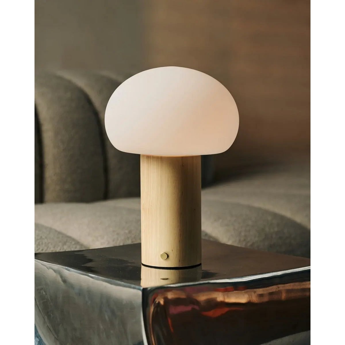 Sam Hellbraune Tischlampe aus Holz | Glas, wiederaufladbarer Akku und vielseitig