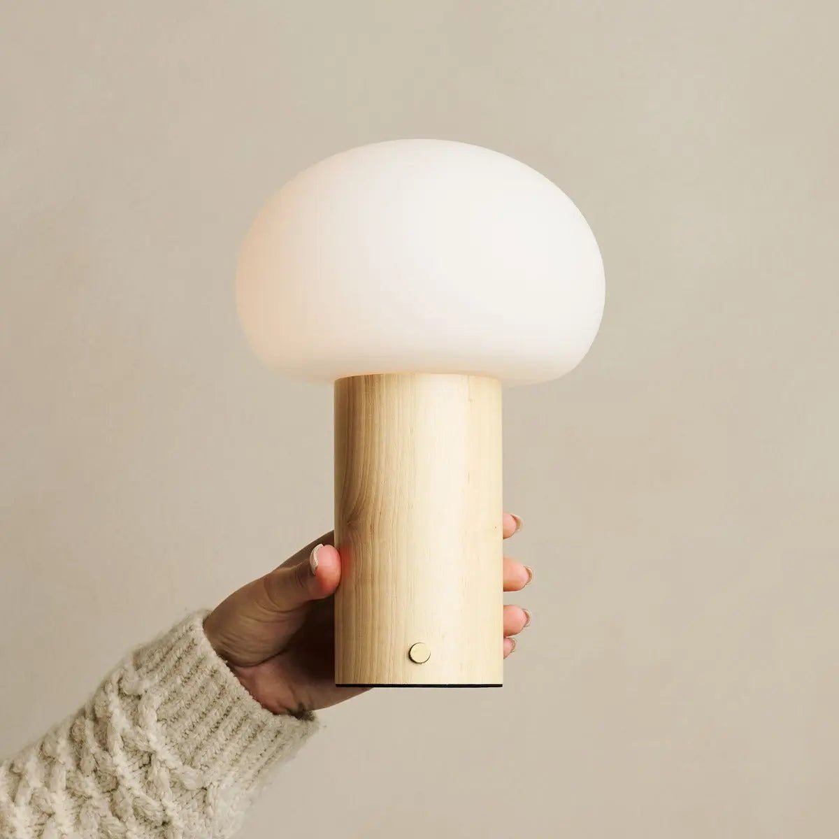 Sam Hellbraune Tischlampe aus Holz | Glas, wiederaufladbarer Akku und vielseitig