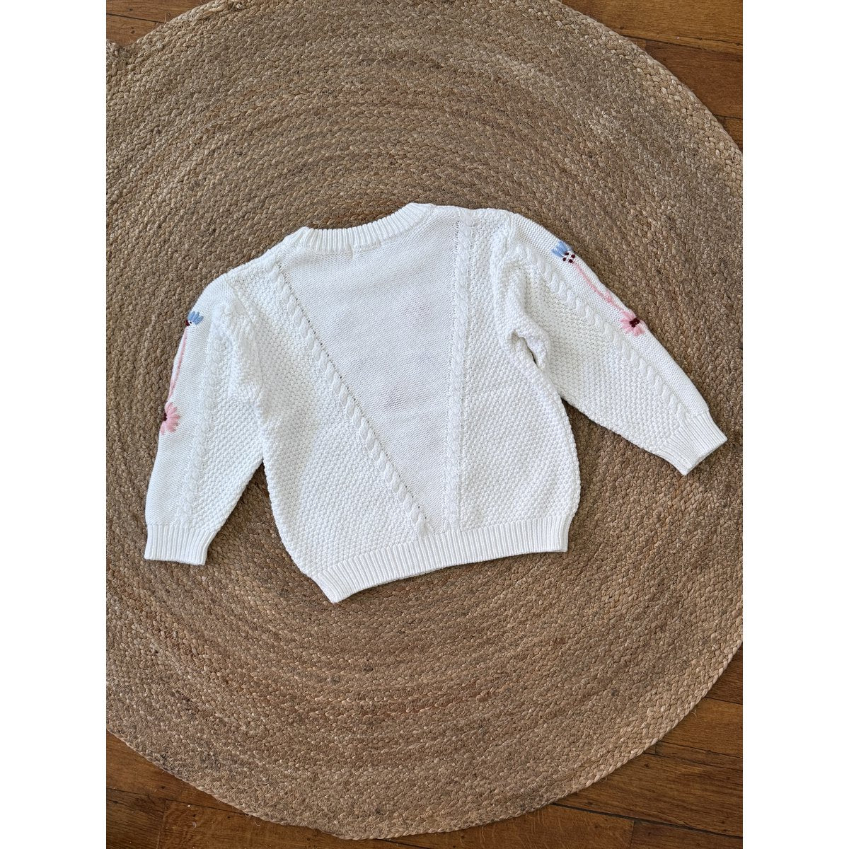 Millie Weißer Pullover mit Blumenstickerei