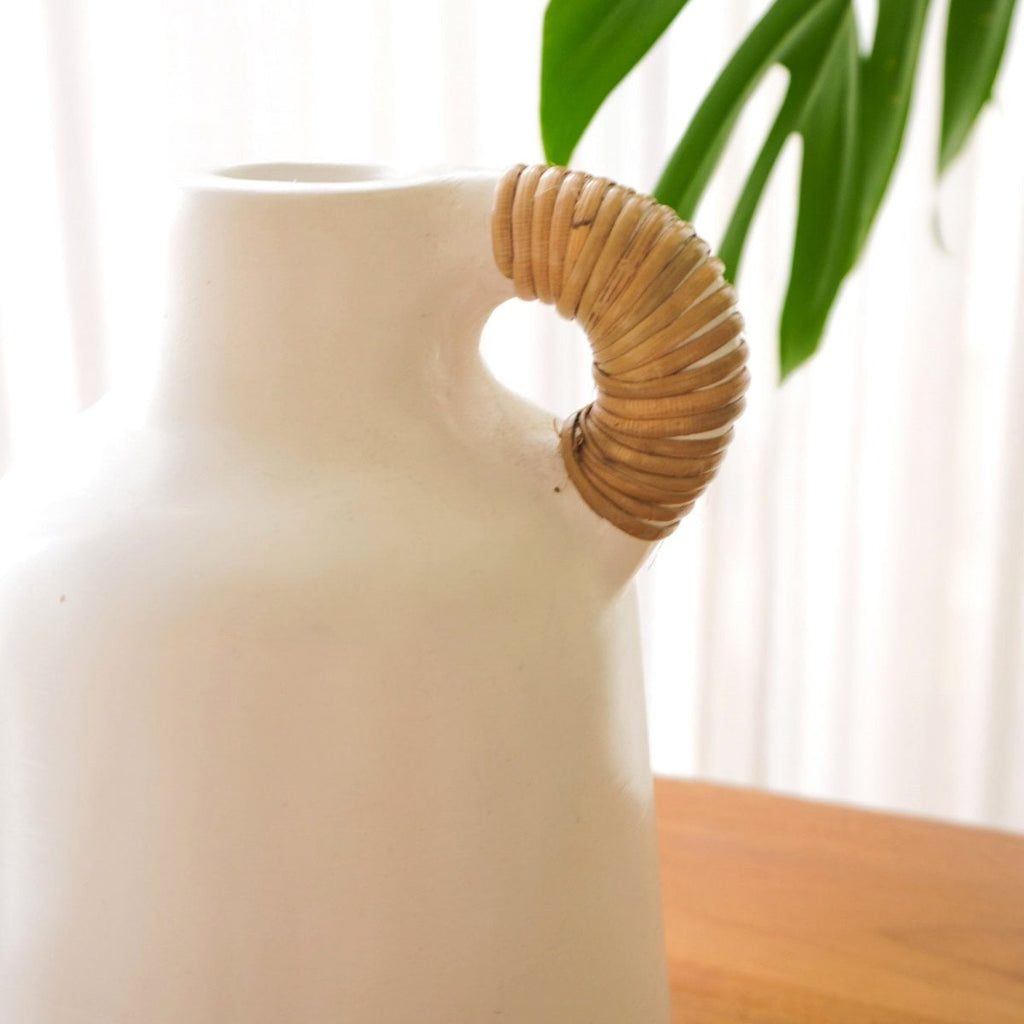 Weiße Tonvase SANA - Seitenansicht mit Henkel