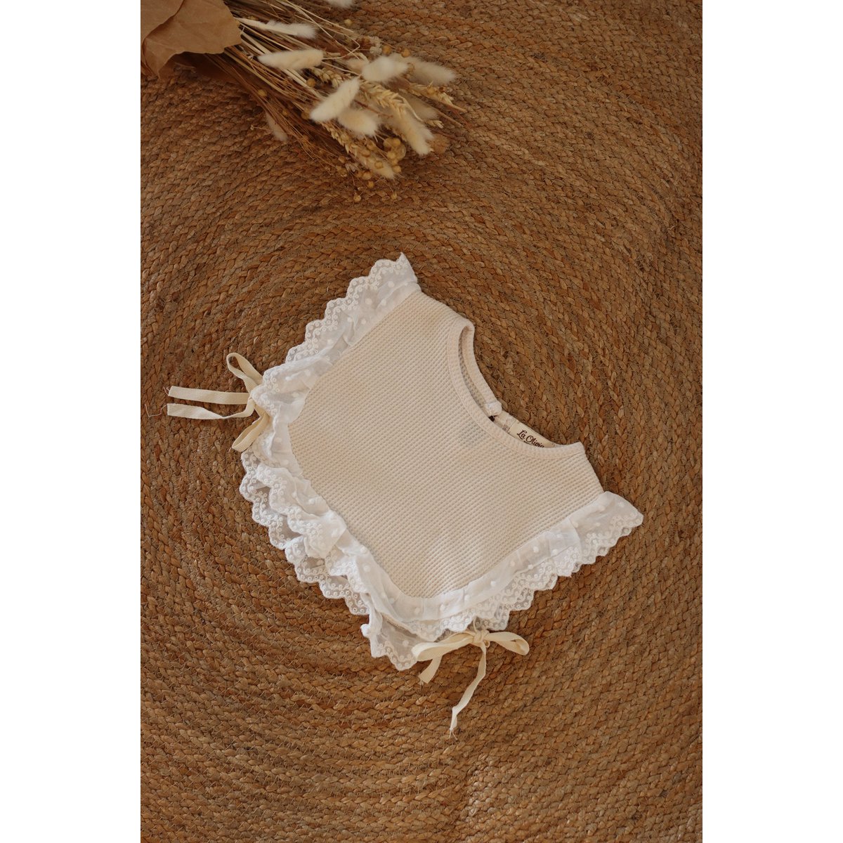 Lottie Lätzchen mit Spitze