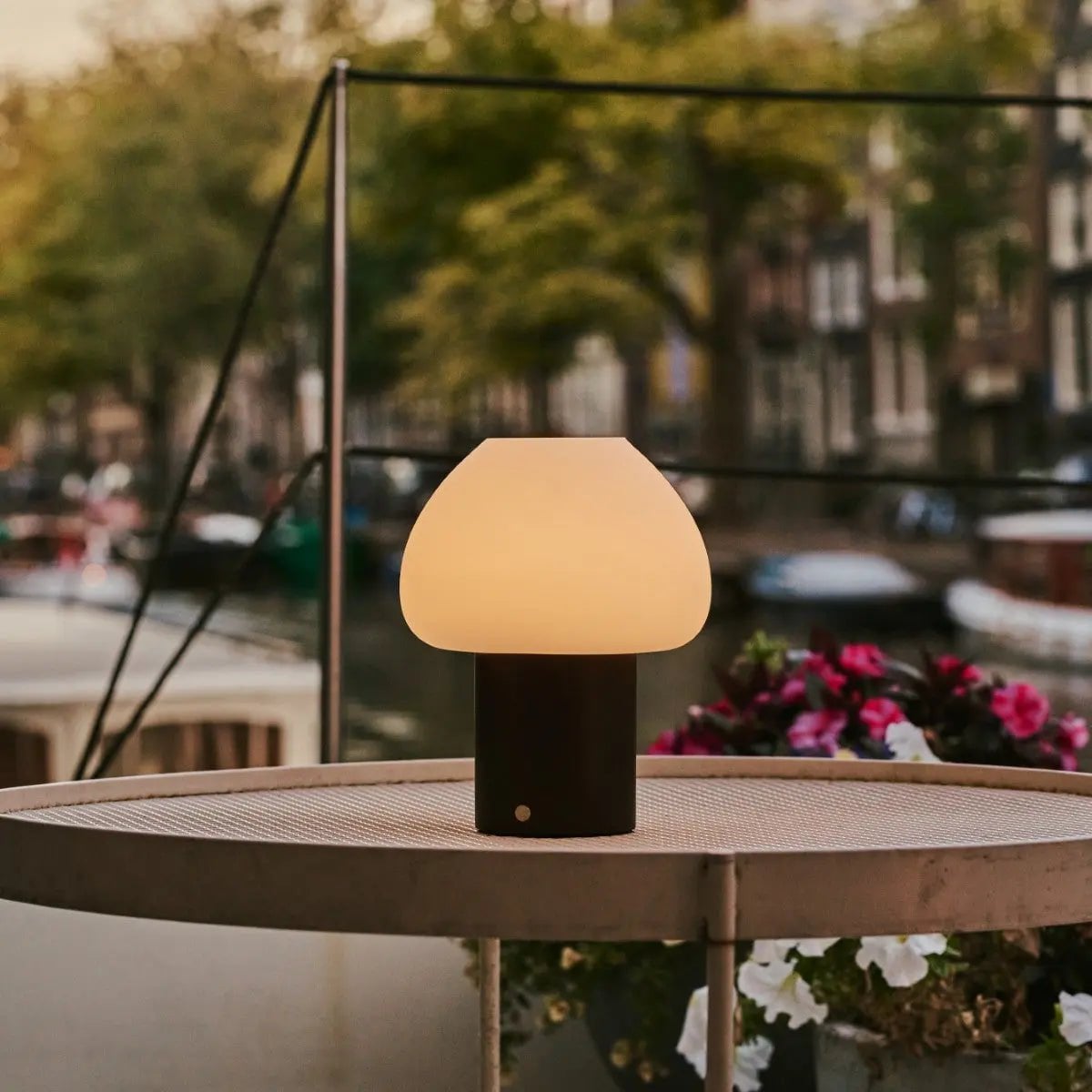 Fynn Dunkelbraune Holzlampe | Wiederaufladbar, dimmbar und stilvoll