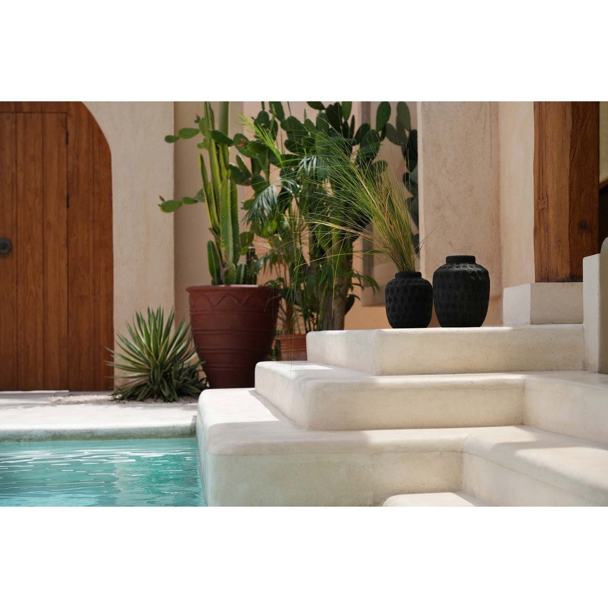 Peaky Designer-Vase L in Schwarz - Detailansicht Terrakotta