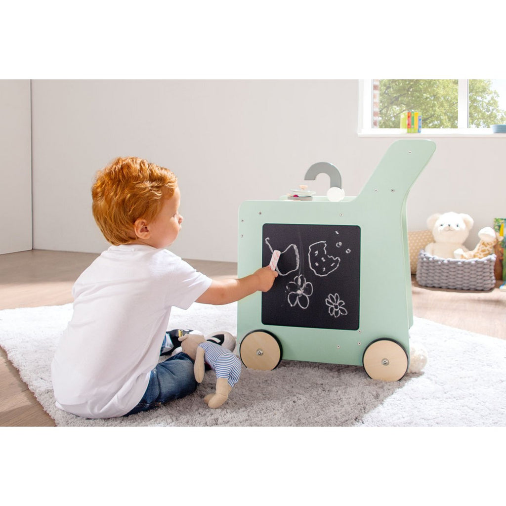 Kinderküche Kalle - Kind beim Spielen an der Küche