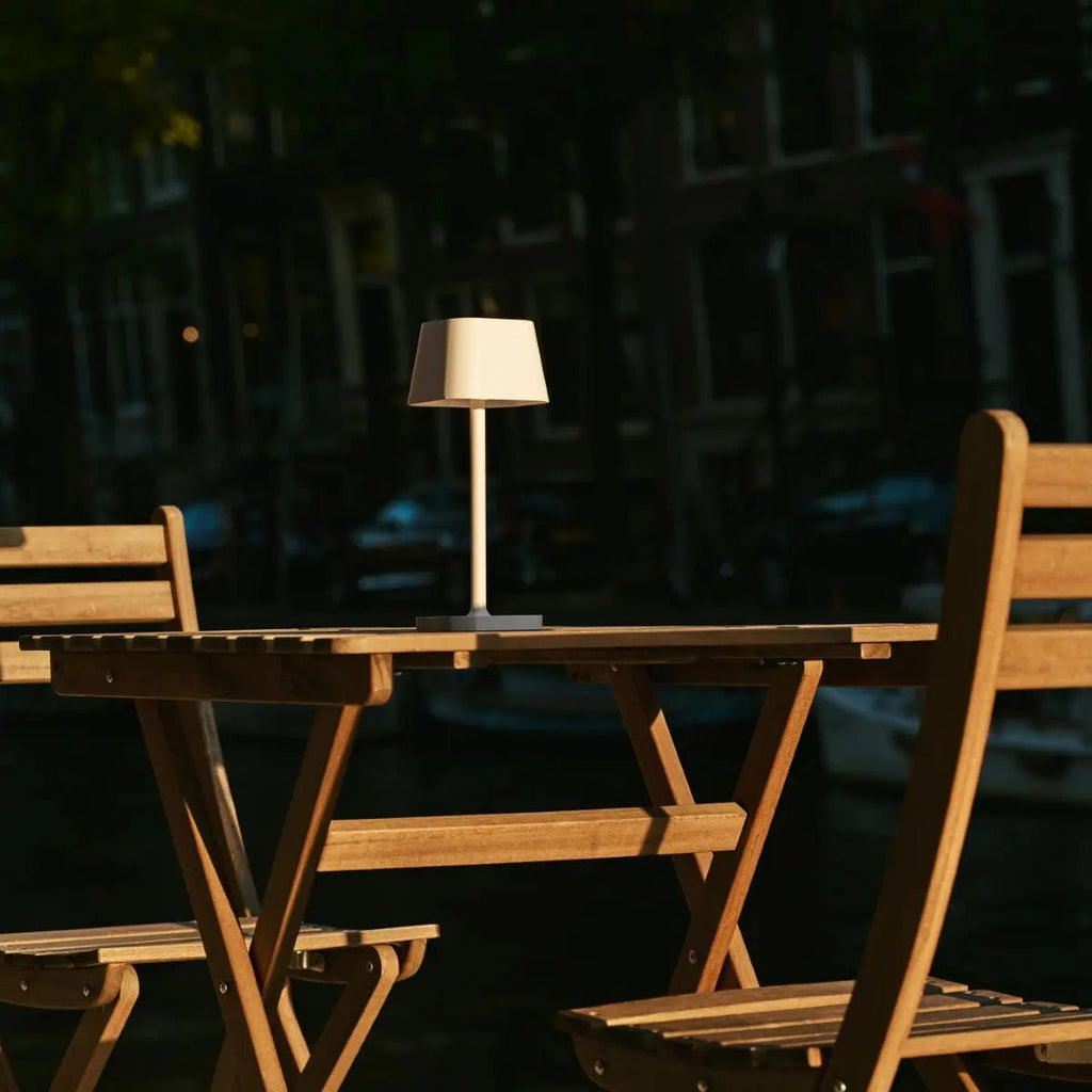 Ava Weiße wiederaufladbare Tischlampe | Stilvolle, kabellose und dimmbare Beleuchtung