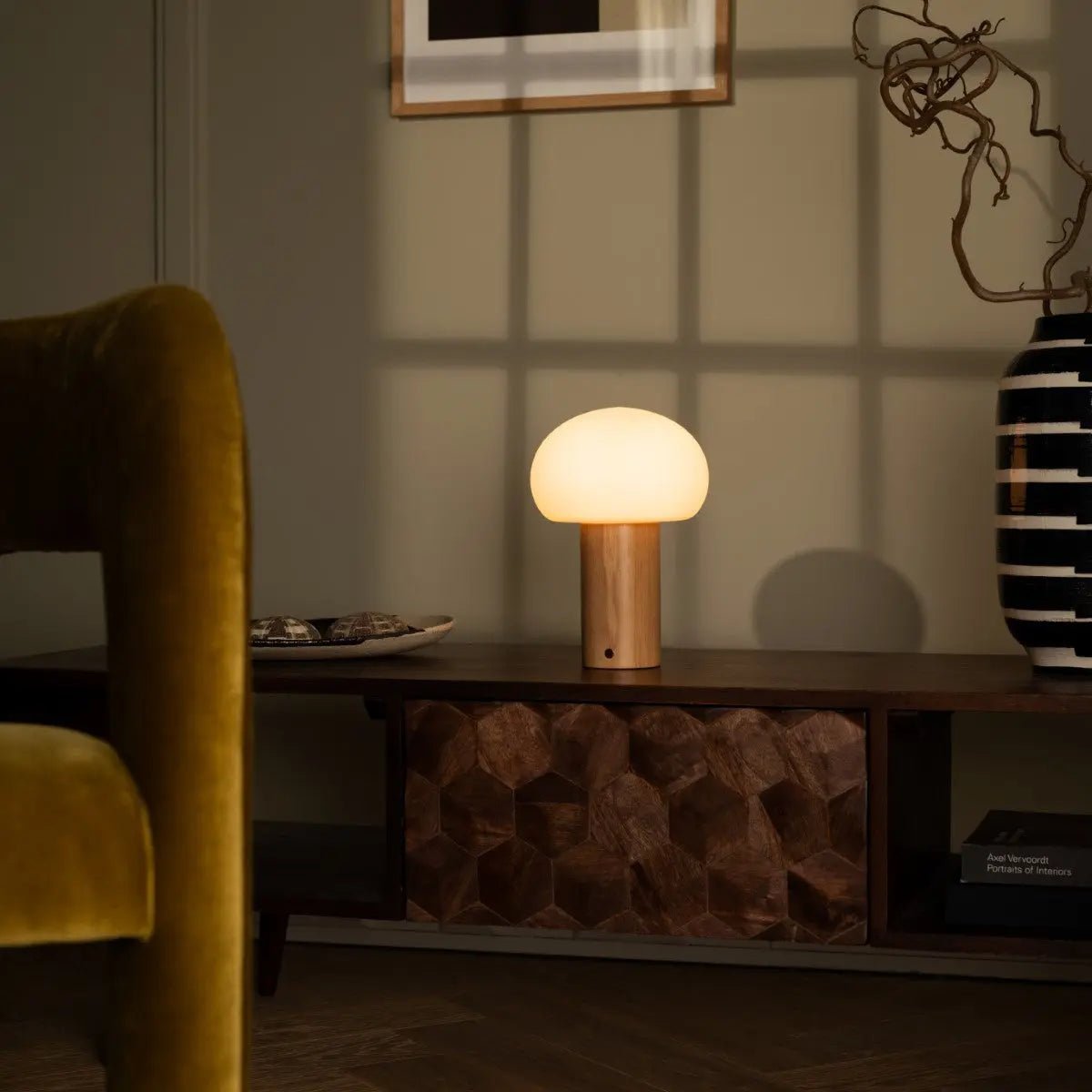 Sam Hellbraune Tischlampe aus Holz | Glas, wiederaufladbarer Akku und vielseitig