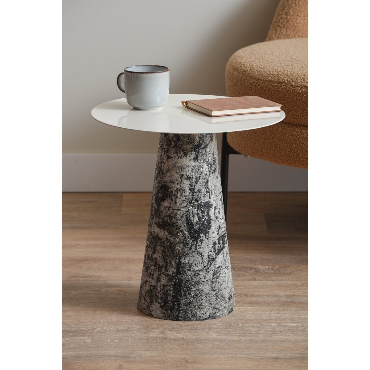 Leitmotiv Beistelltisch Mosaik Marmor hoch – minimalistischer Luxus-Akzent im Wohnzimmer