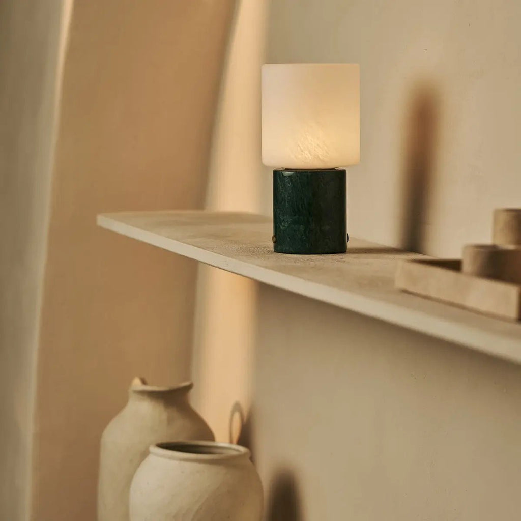 Cuyp Green – Verde Alpi Marmor Wiederaufladbare Tischlampe | Kabellos, über USB wiederaufladbar und bis zu 100 Stunden Licht
