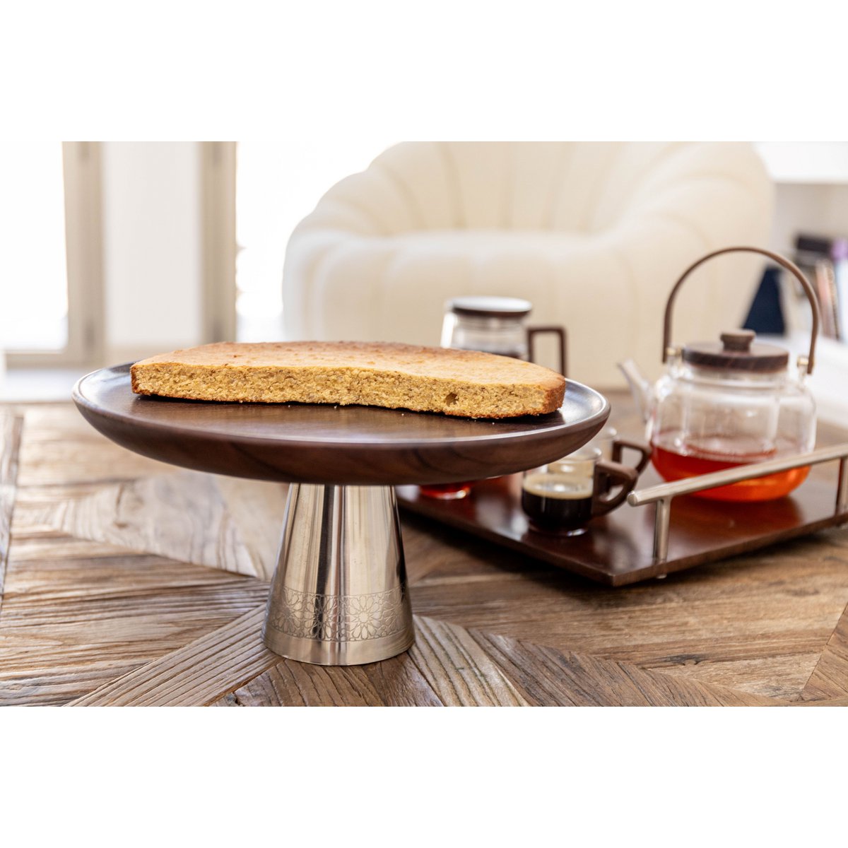 Elegante Metall Kuchenschale in Silber - Detailansicht