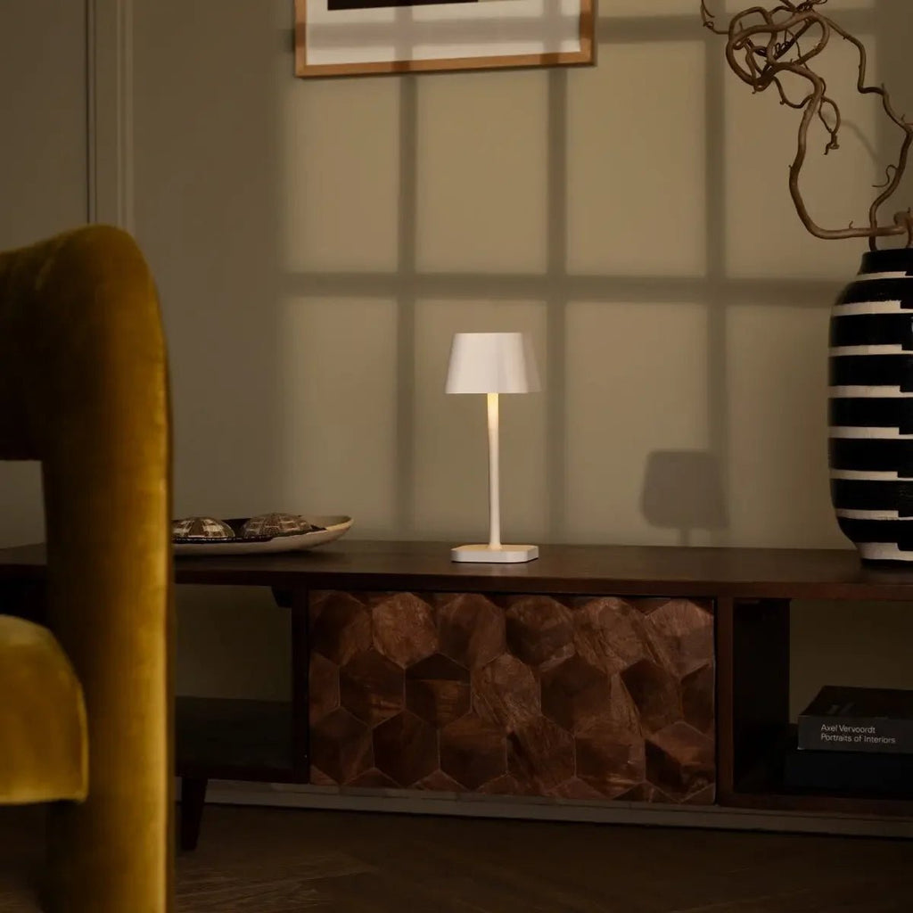 Ava Weiße wiederaufladbare Tischlampe | Stilvolle, kabellose und dimmbare Beleuchtung