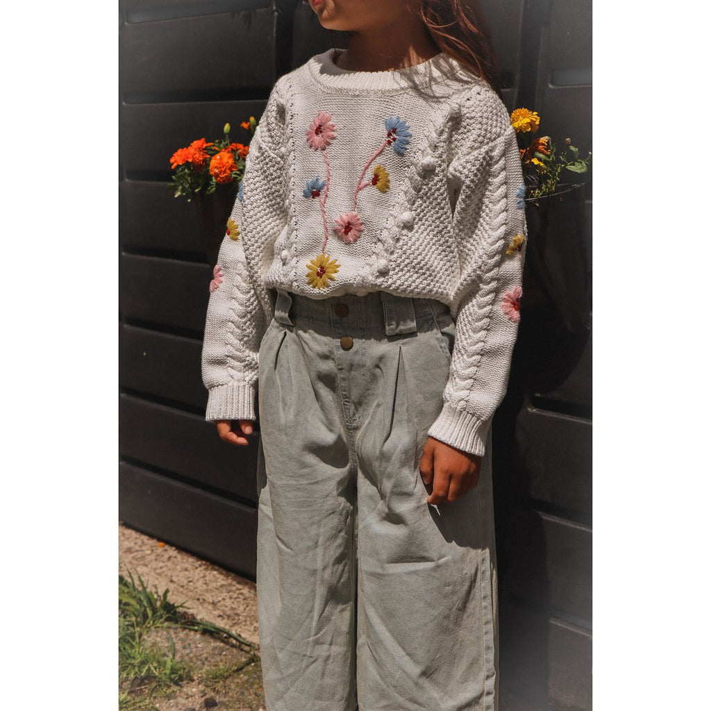 Millie Weißer Pullover mit Blumenstickerei
