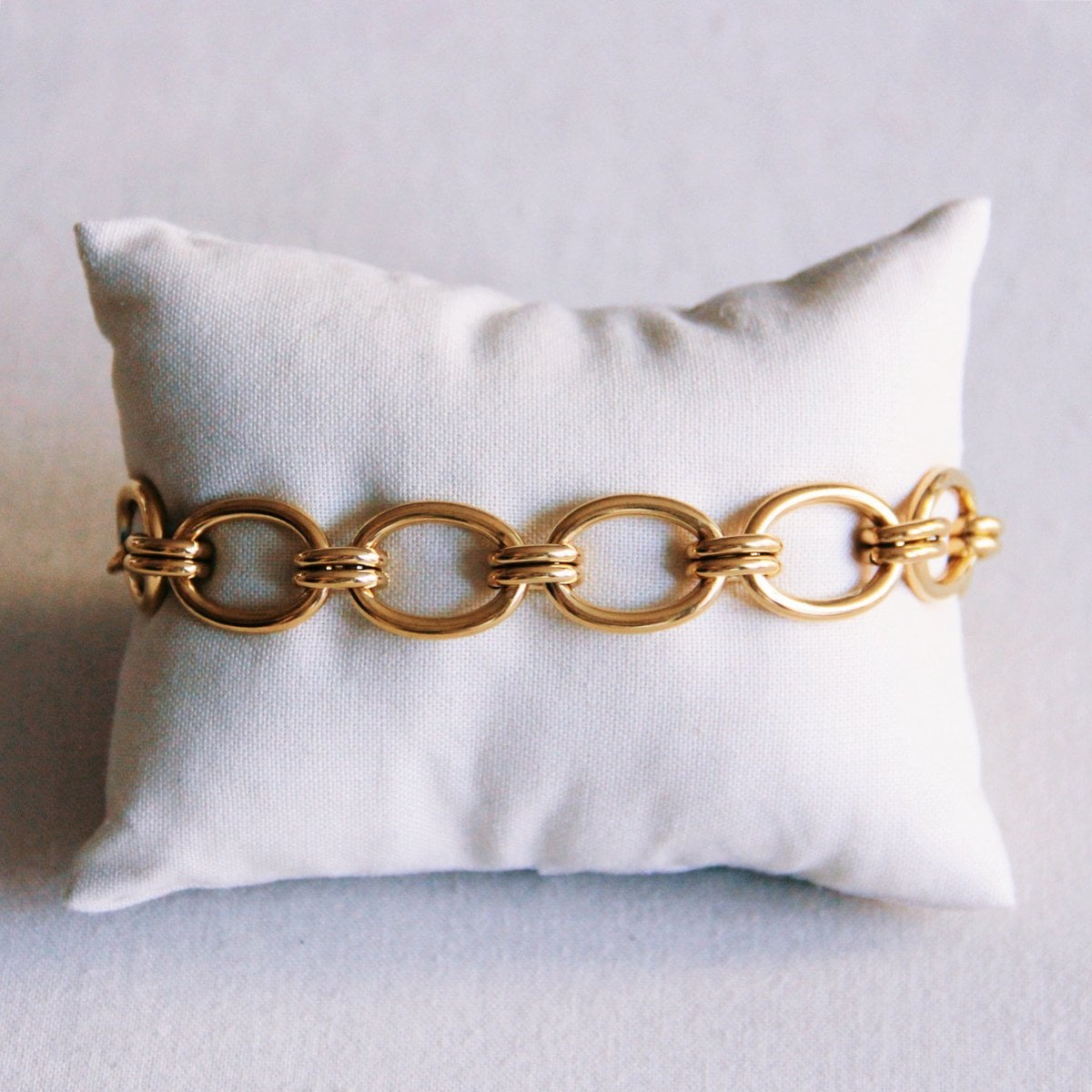 Verknüpftes ovales Armband