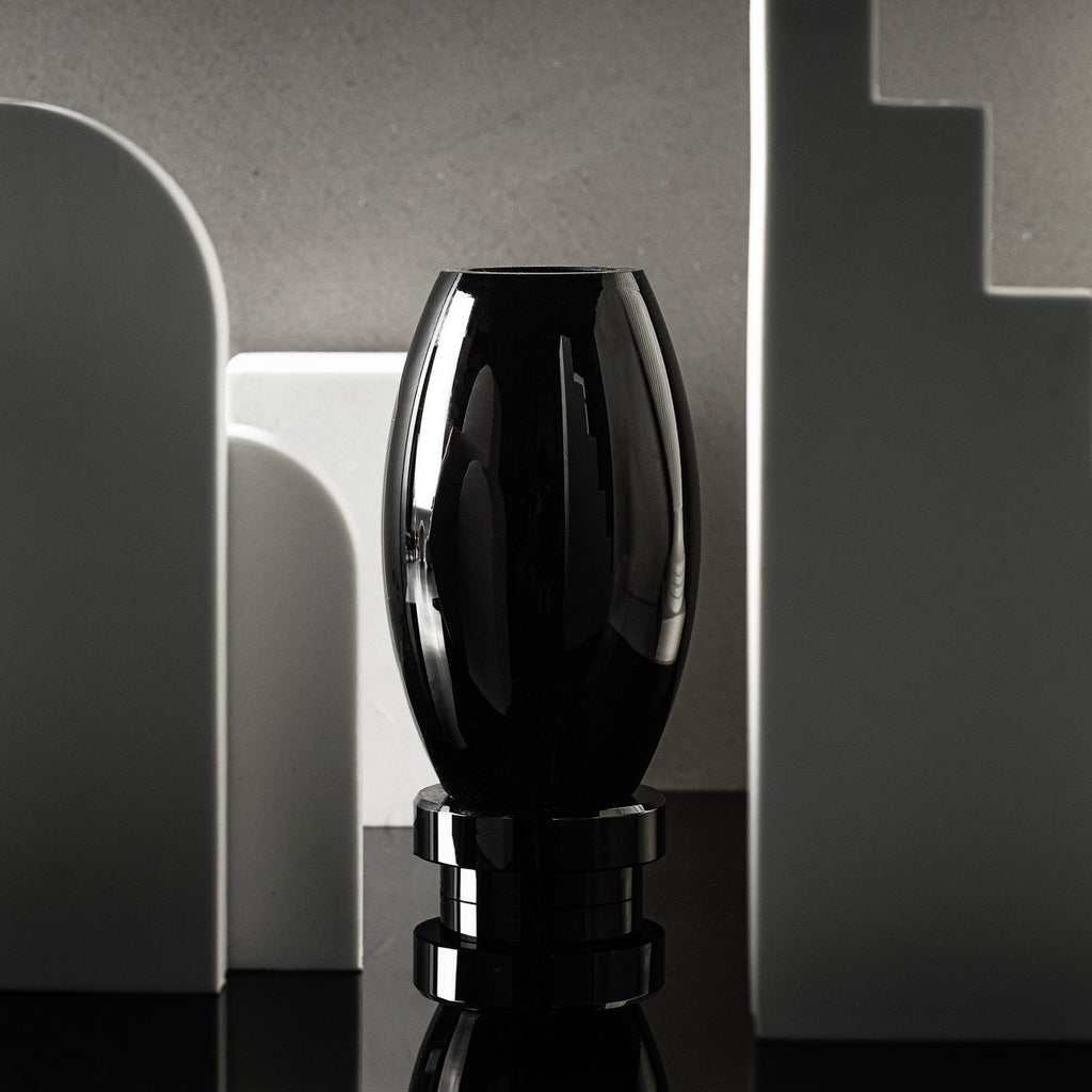 Kleine moderne Vase, innovatives Design, Rückseite aus hochwertigem Glas. RUD15ZW