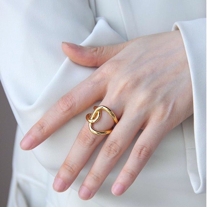 Crossover-Ring mit geometrischem, fließendem Design