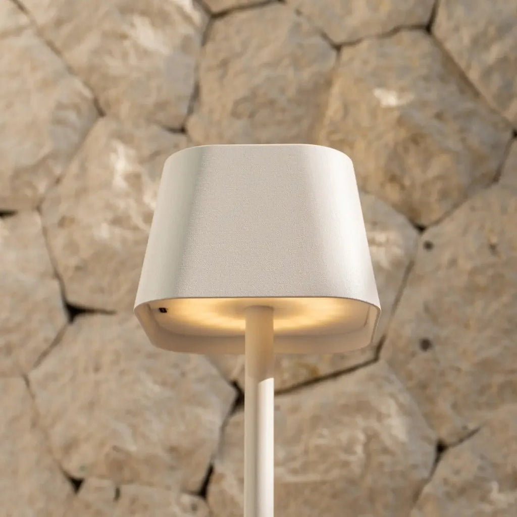 Ava Weiße wiederaufladbare Tischlampe | Stilvolle, kabellose und dimmbare Beleuchtung