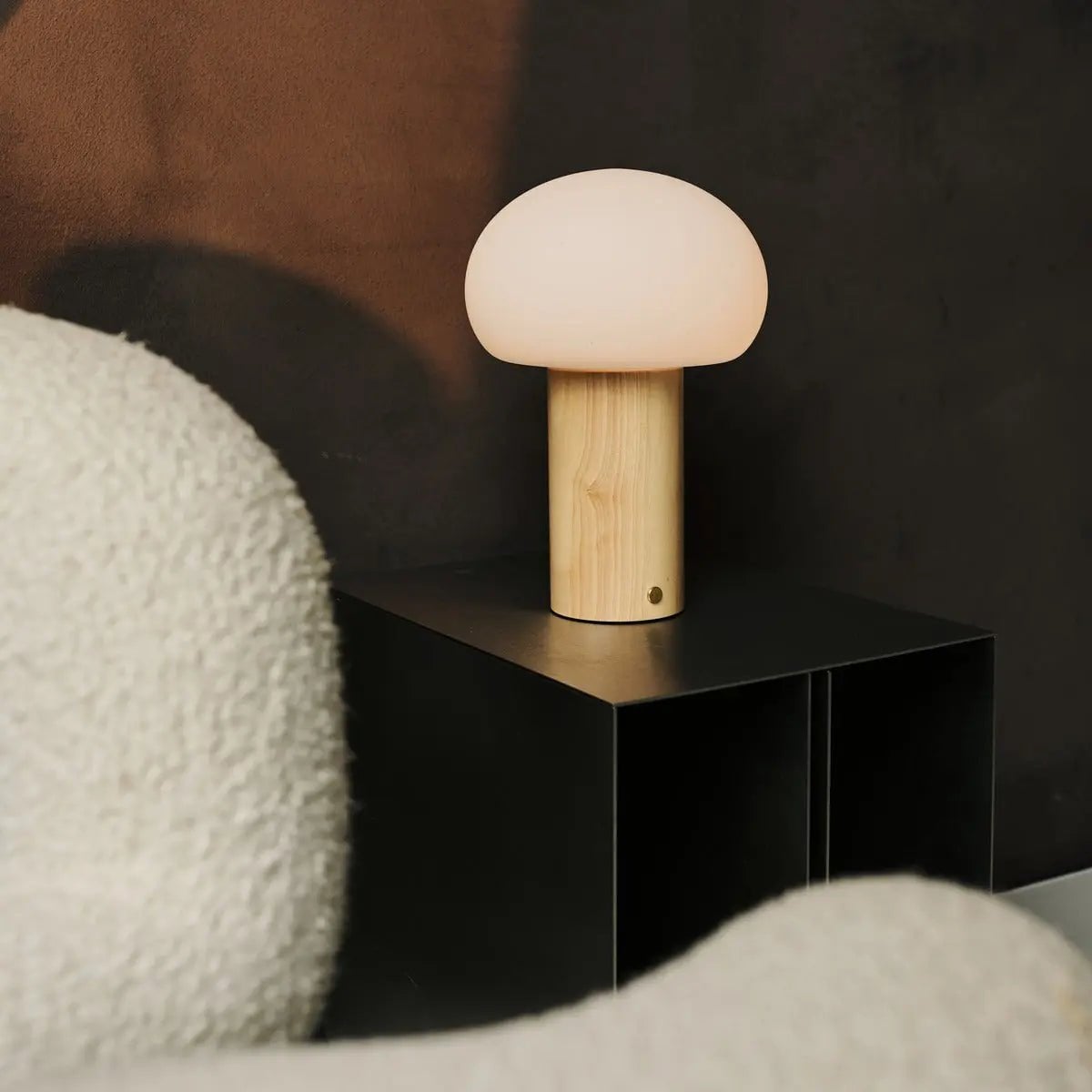 Sam Hellbraune Tischlampe aus Holz | Glas, wiederaufladbarer Akku und vielseitig