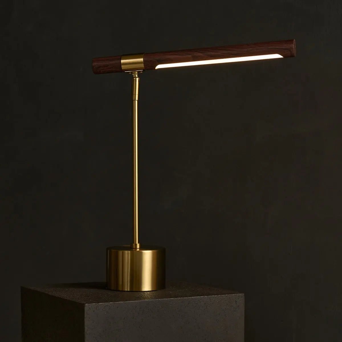 Livia goldene Metalllampe mit Holz – verstellbare LED, skandinavisches Design für Büro und Wohnzimmer