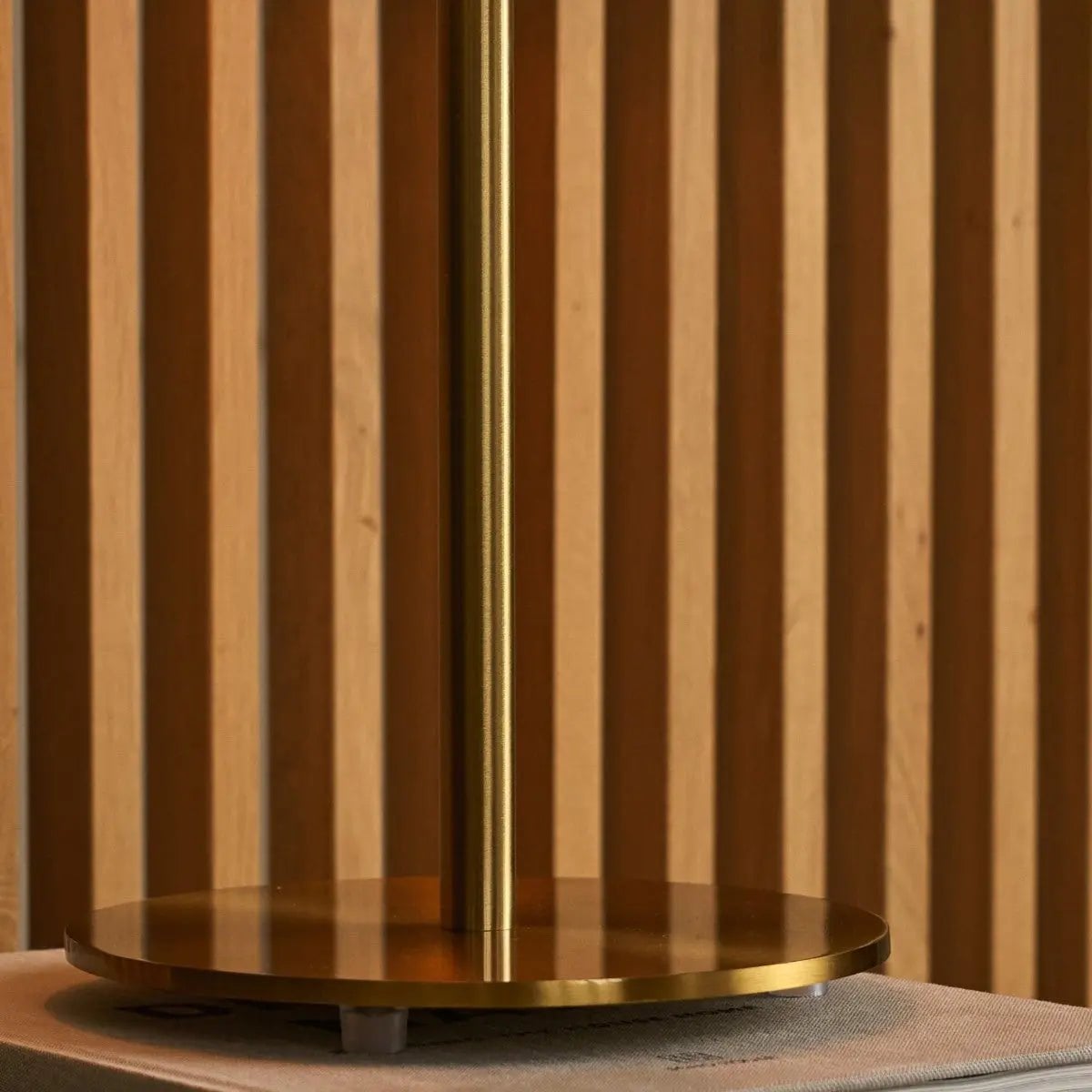 Lola Gold & Schwarz Tischlampe | Elegantes Metalldesign
