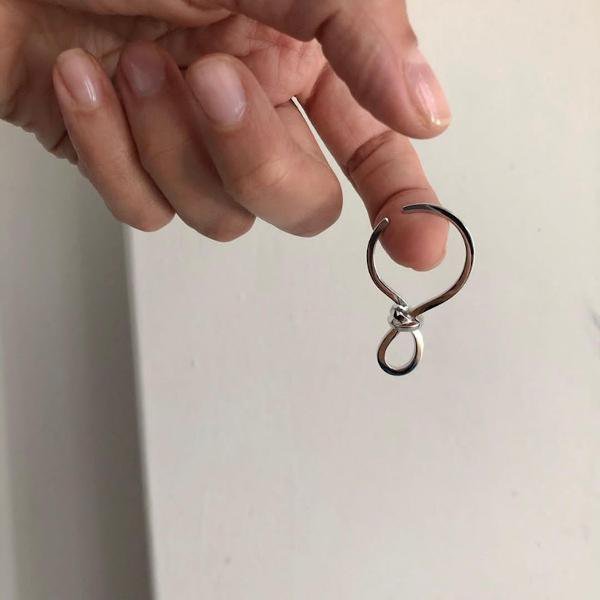 Minimalistischer Knoten-Ohr-Manschetten-Einteiler