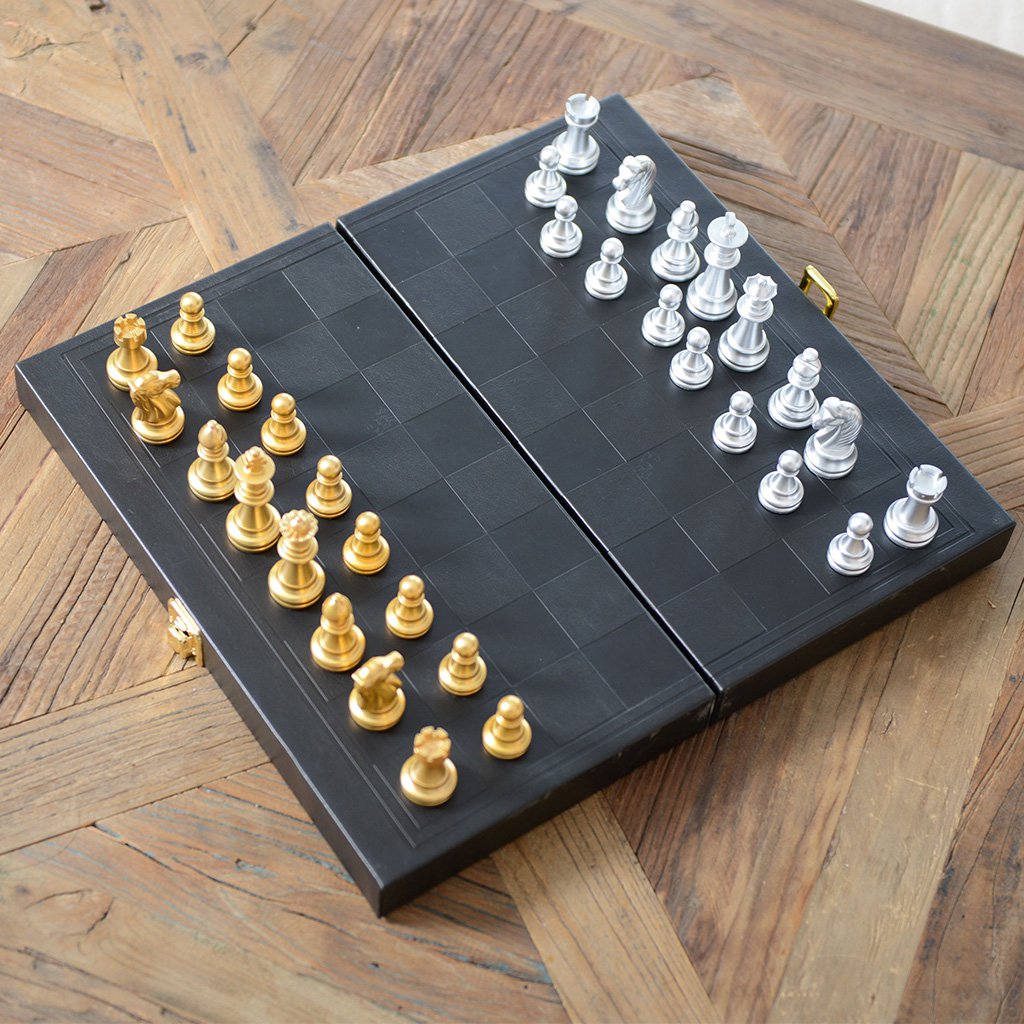 Backgammon -Spiel/Misserfolgsspiel in einer schwarzen Nachahmungslederhülle