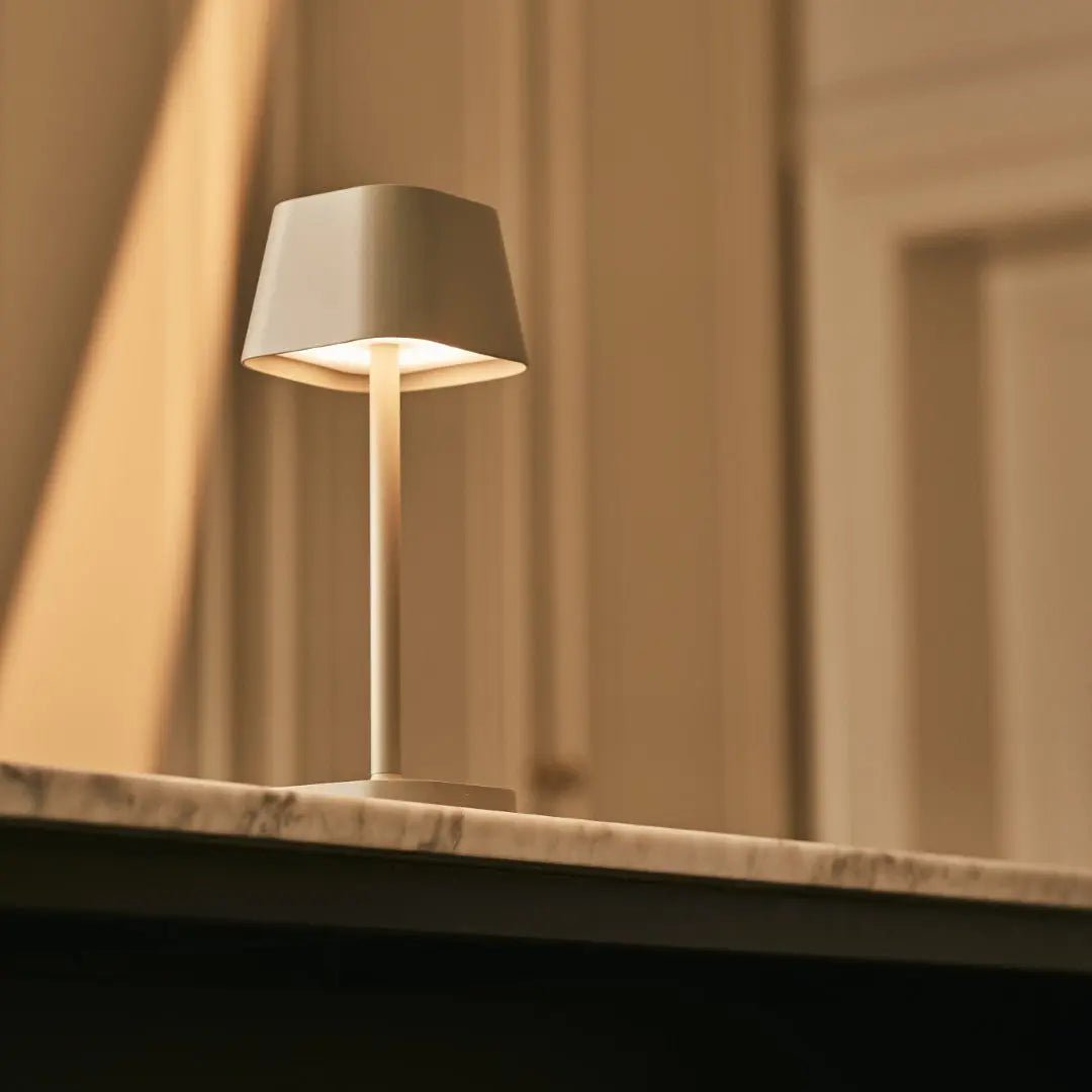 Ava Shadow Grey - wiederaufladbare Tischlampe | Stilvoll, schnurlos und dimmbar