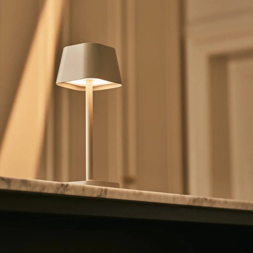 Ava Shadow Grey - wiederaufladbare Tischlampe | Stilvoll, schnurlos und dimmbar