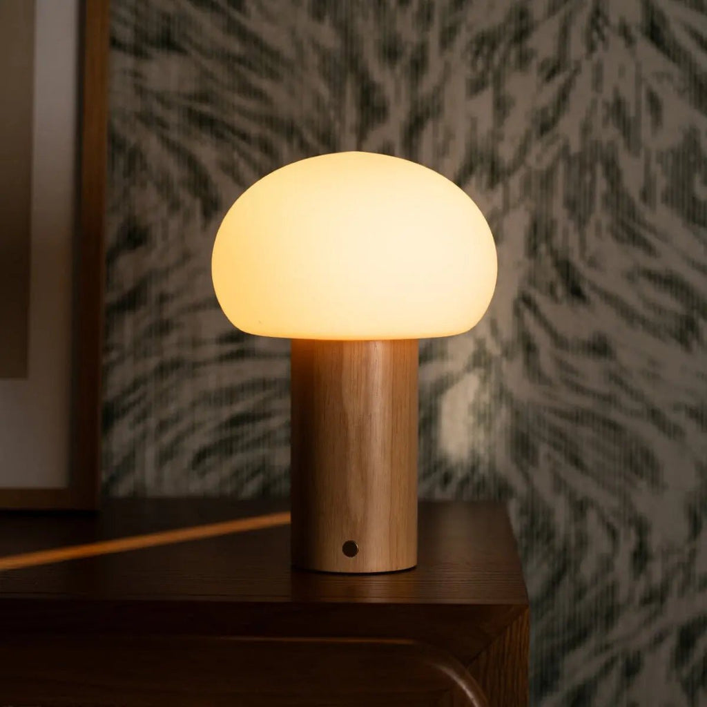 Sam Hellbraune Tischlampe aus Holz | Glas, wiederaufladbarer Akku und vielseitig