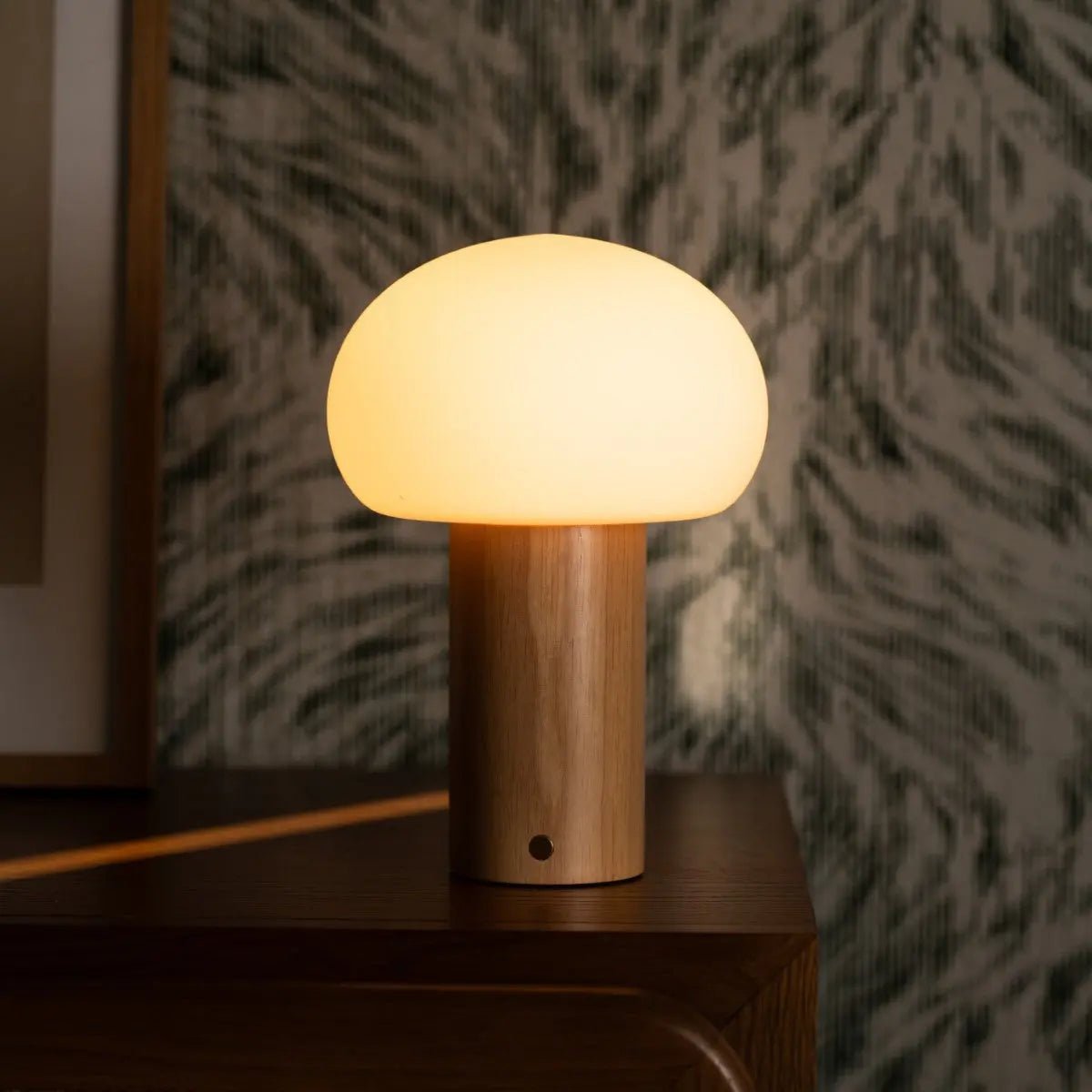 Sam Hellbraune Tischlampe aus Holz | Glas, wiederaufladbarer Akku und vielseitig