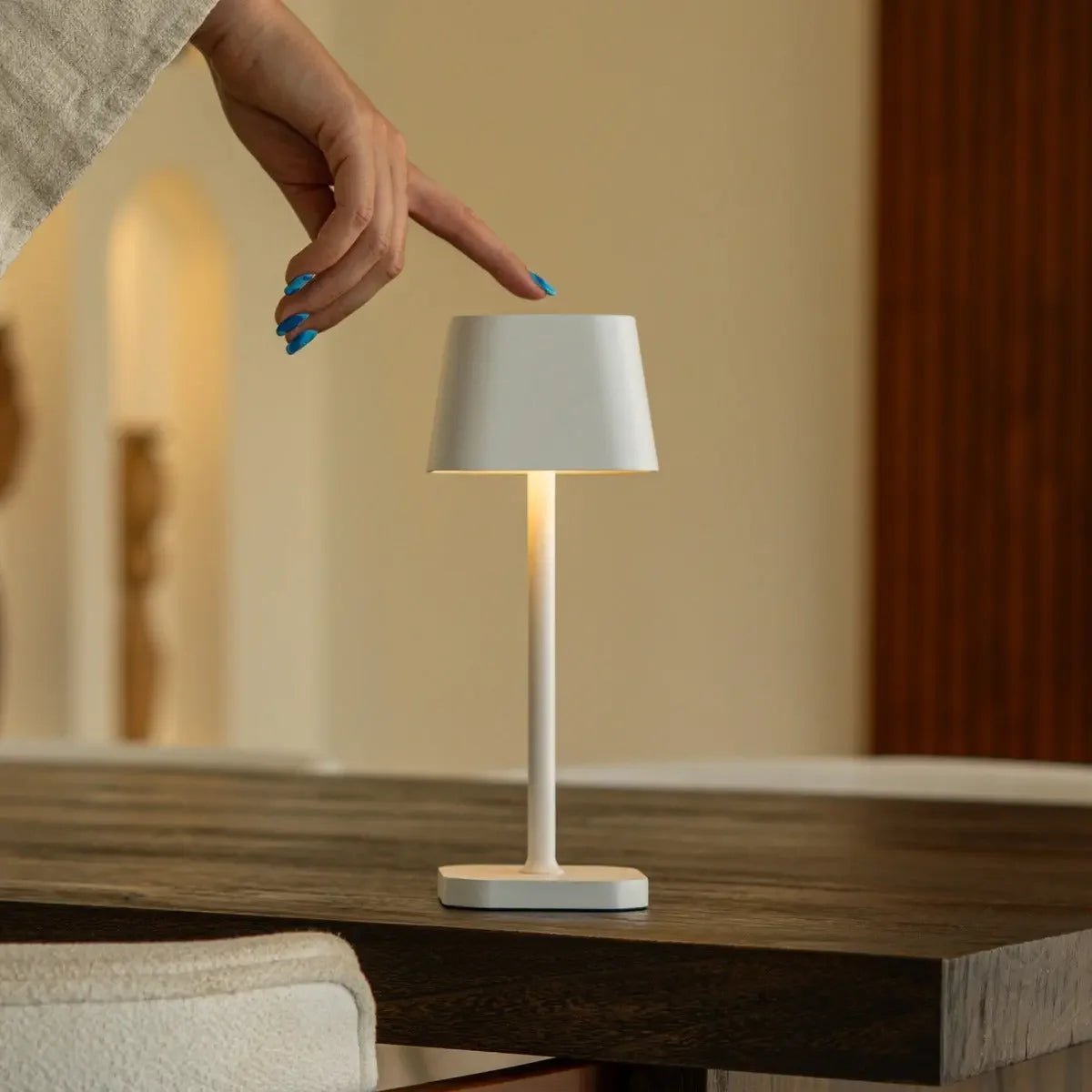 Ava Weiße wiederaufladbare Tischlampe | Stilvolle, kabellose und dimmbare Beleuchtung