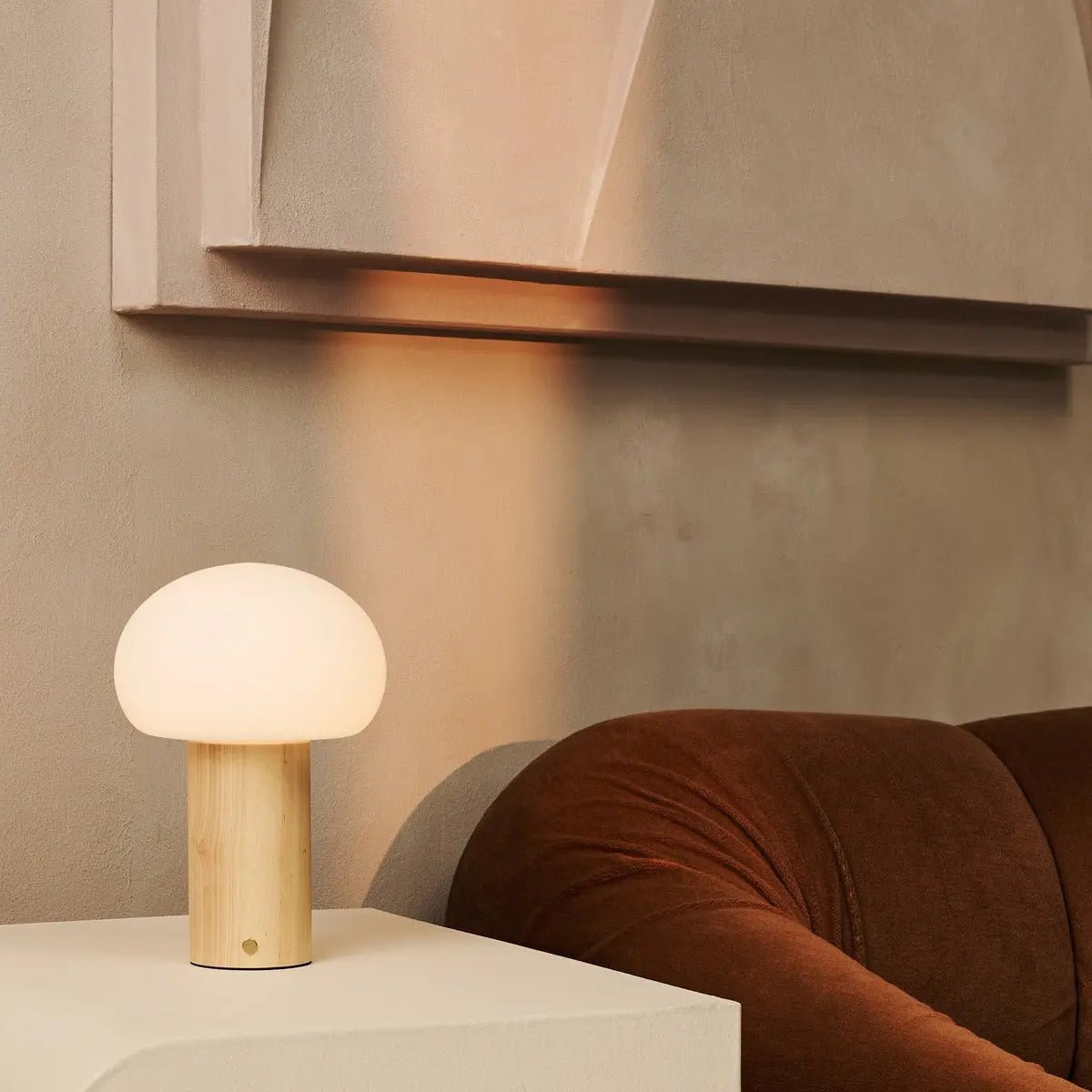 Sam Hellbraune Tischlampe aus Holz | Glas, wiederaufladbarer Akku und vielseitig