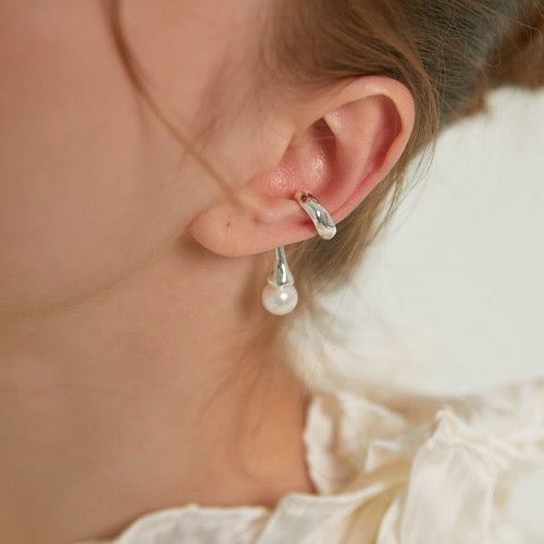 Ohrklemme mit geometrischer Linie und Perle – einteilig